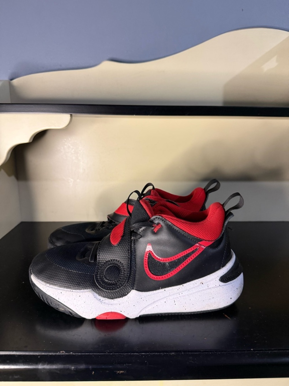 Nike Kids Black and Red Athletic Sneakers with White Speckled Midsole